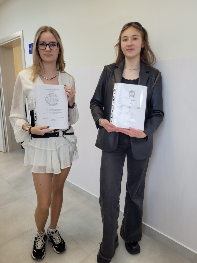 Obrazek posiada pusty atrybut alt; plik o&nbsp;nazwie Udzial-uczennic-w-Olimpiadzie-Geograficznej1-768x1024.jpg